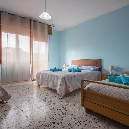 شقة - Cozy House With Patio! *