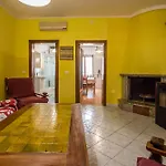 Guesthost - - Cozy House With Patio!