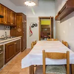 Guesthost - - Cozy House With Patio! Ploaghe