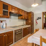 Guesthost - - Cozy House With Patio! Apartment Ploaghe