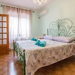 Apartment Guesthost - - Cozy House With Patio! *