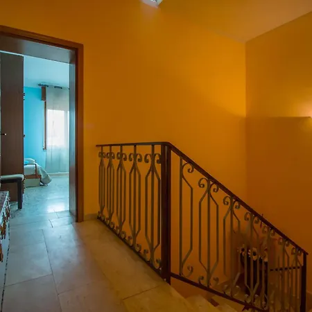 Guesthost - - Cozy House With Patio! Ploaghe