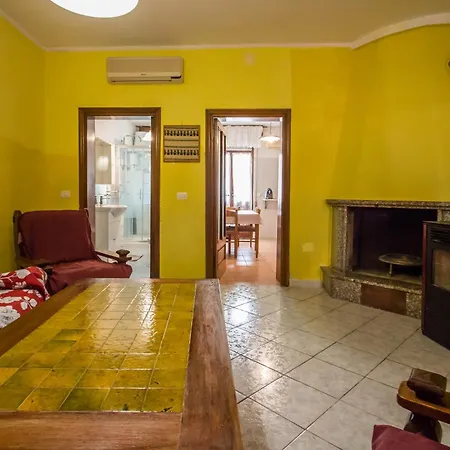 Guesthost - - Cozy House With Patio!
