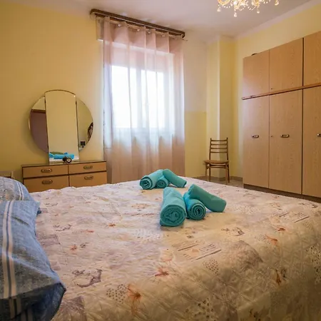 Guesthost - - Cozy House With Patio! Apartment Ploaghe