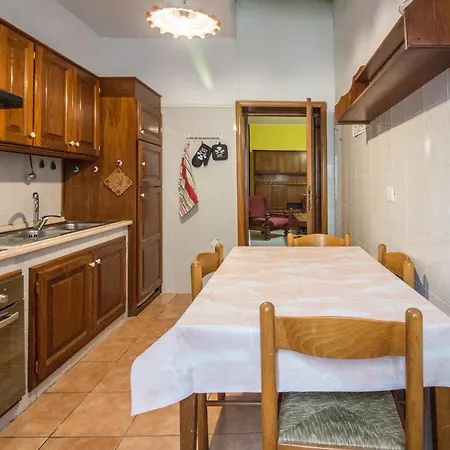 Guesthost - - Cozy House With Patio! Ploaghe