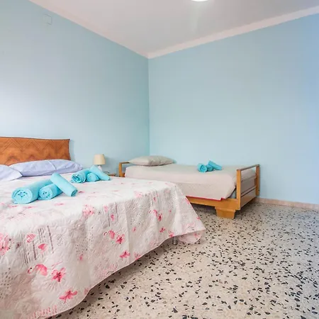 Guesthost - - Cozy House With Patio! Ploaghe