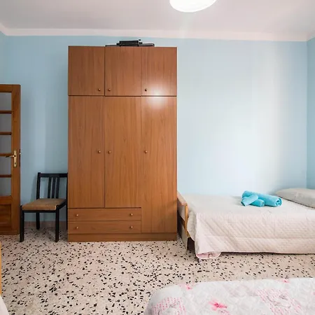 Apartment Guesthost - - Cozy House With Patio!