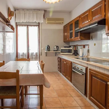 Guesthost - - Cozy House With Patio! Ploaghe