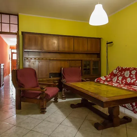 Guesthost - - Cozy House With Patio!