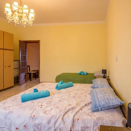 Guesthost - - Cozy House With Patio! Ploaghe